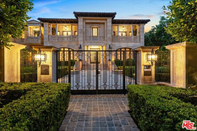 804 N Elm Drive, Beverly Hills CA: https://media.crmls.org/mediaz/ecd2d558-5b22-4323-a982-41e25151ad6f.jpg