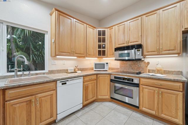 4942 Rocklin Dr, Union City CA: https://media.crmls.org/mediaz/ecd3a8e0-14aa-492b-a085-927eb46770ba.jpg