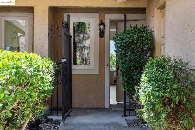 93 Thousand Oaks St, Oakland CA: https://media.crmls.org/mediaz/ecd3bba4-71af-4ee9-b605-57479cf8c691.jpg