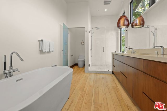 2835 Oak Point Drive, Los Angeles CA: https://media.crmls.org/mediaz/ecd3d0af-be89-404d-87a9-471ca4192c5f.jpg