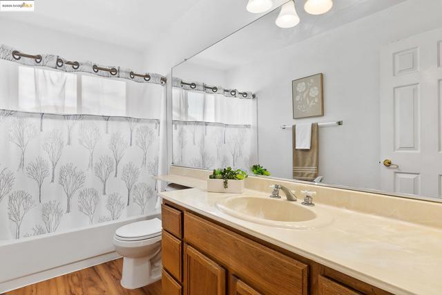 20 Goldmeadow Ct, Brentwood CA: https://media.crmls.org/mediaz/ecd44ca1-e4dc-480b-bd6b-2dc618292b74.jpg