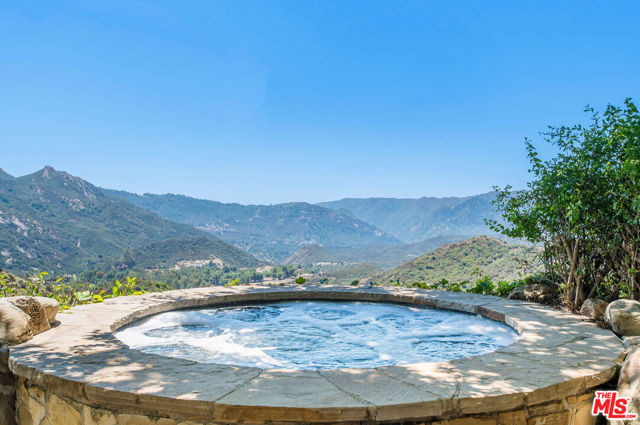 25010 Thousand Peaks Road, Calabasas CA: https://media.crmls.org/mediaz/ecd4954c-ec49-40a1-910e-0c959fe48093.jpg