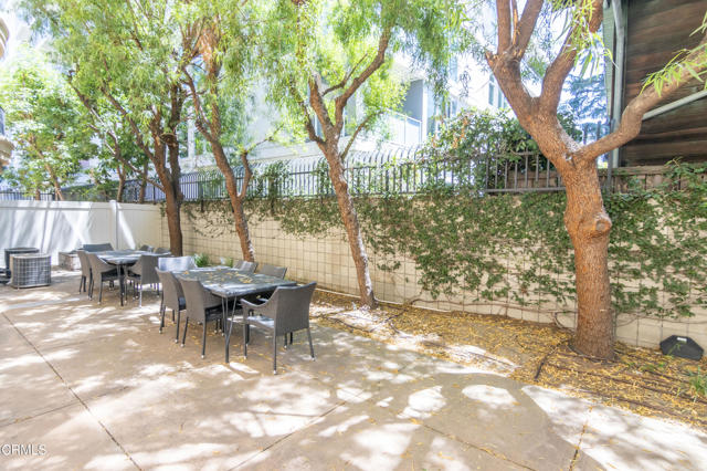 286 N Madison Avenue, Pasadena CA: https://media.crmls.org/mediaz/ecd526ce-d33b-45d1-b0c9-e2c37b170874.jpg