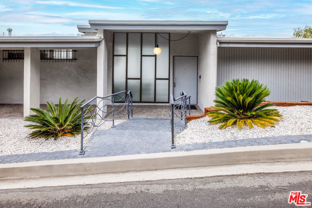 3268 Wrightwood Drive, Studio City CA: https://media.crmls.org/mediaz/ecd631a1-6139-46d4-8960-cfa0057d2f65.jpg