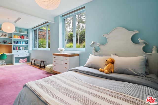 431 W Rustic Road, Santa Monica CA: https://media.crmls.org/mediaz/ecd6abdf-cffd-427b-94cc-f49e4686a561.jpg