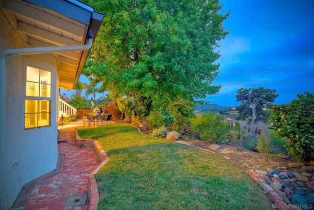 7219 Mimosa Dr, Carlsbad CA: https://media.crmls.org/mediaz/ecd6afc0-df9b-438e-b322-e5a0c3a653d4.jpg