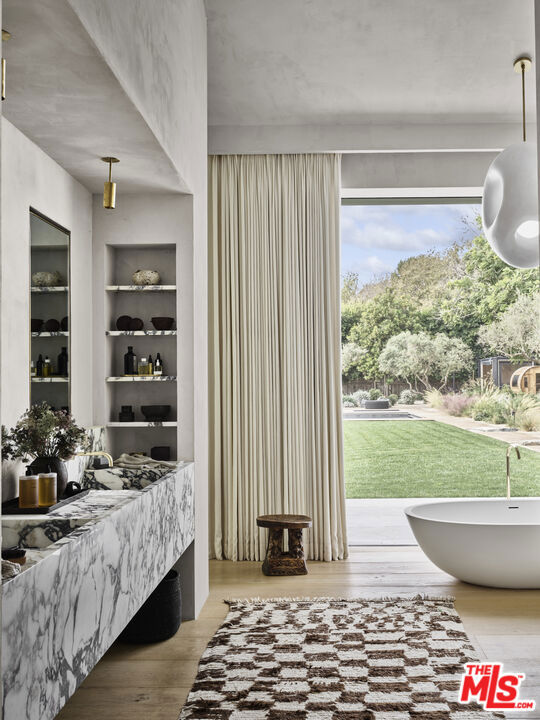 6153 Bonsall Drive, Malibu CA: https://media.crmls.org/mediaz/ecd7959a-b0b1-4a5e-8bdc-8b25eba093b7.jpg