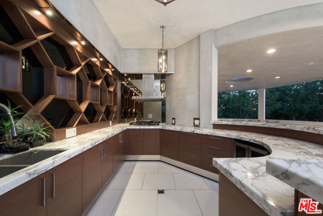 900 N HILLCREST Road, Beverly Hills CA: https://media.crmls.org/mediaz/ecd79744-3e0b-4a0e-a178-b798ad24f6a1.jpg