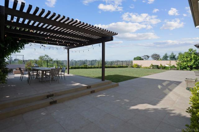 6210 Summit Crest Cir, San Diego CA: https://media.crmls.org/mediaz/ecd86232-cc3c-487d-8c8d-776c59f45c30.jpg