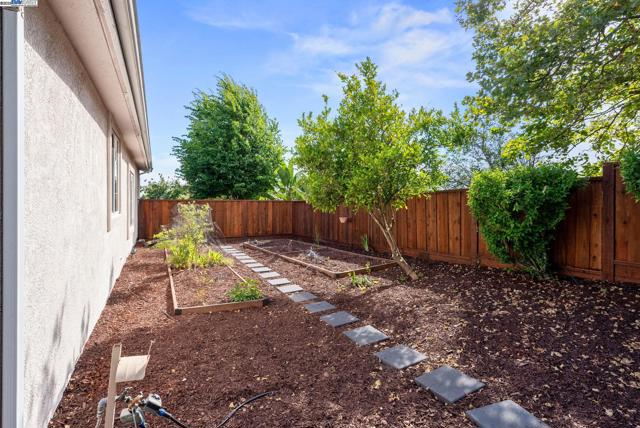 1000 Silver Maple Lane, Hayward CA: https://media.crmls.org/mediaz/ecd8aa41-dc2c-4a6d-96b8-557e006f525a.jpg