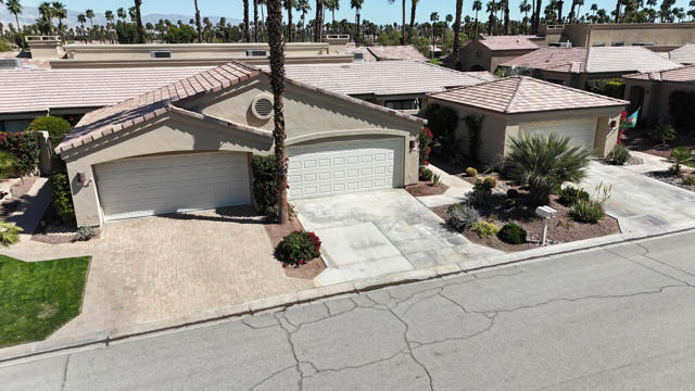 39432 Narcissus Way, Palm Desert CA: https://media.crmls.org/mediaz/ecd8c2e5-4b2a-4741-aed8-65f99e9dcc99.jpg