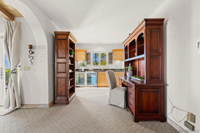 6692 La Jolla Scenic Dr S, La Jolla CA: https://media.crmls.org/mediaz/ecd9d8e5-59c9-4c0c-a5dc-67827f427421.jpg