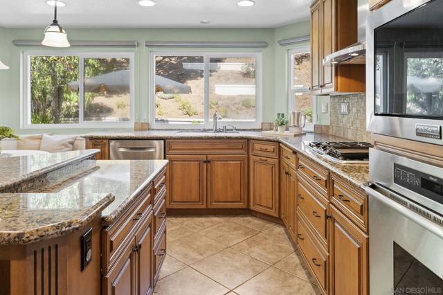 13907 Bruyere Ct, San Diego CA: https://media.crmls.org/mediaz/ecdae61c-2428-43e2-b858-0969d607e17d.jpg