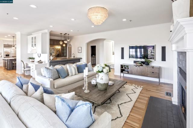 75 Donald Drive, Orinda CA: https://media.crmls.org/mediaz/ecdb6d49-9f98-46d3-be27-dc1c029edec8.jpg