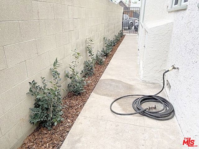 25 Falcon Avenue, Long Beach CA: https://media.crmls.org/mediaz/ecdbacfa-191d-4ca3-b5ac-31fc2b458fc7.jpg