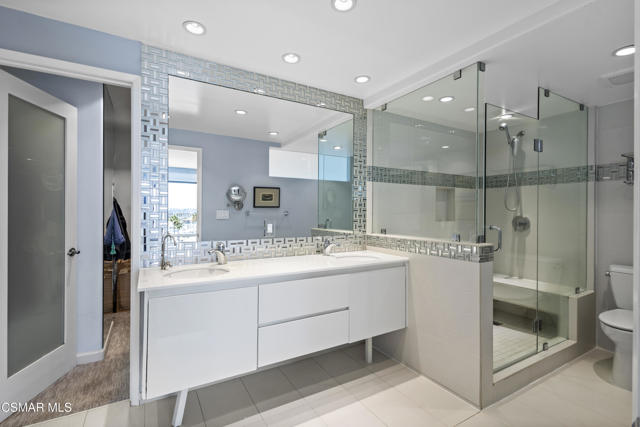 4335 Marina City, Marina del Rey CA: https://media.crmls.org/mediaz/ecdbeec6-2c31-4b09-8205-e709c4127dd4.jpg