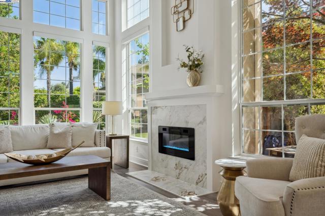 418 Golf Ct, Walnut Creek CA: https://media.crmls.org/mediaz/ecdc358a-c5d4-4823-acd1-96708bb74381.jpg