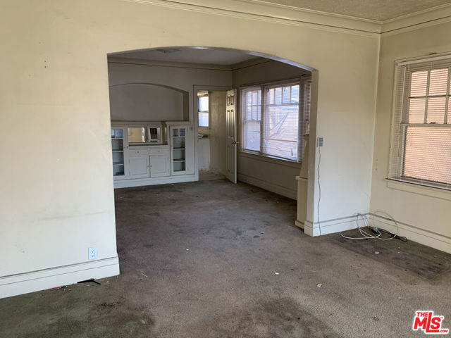 4260 S Figueroa Street, Los Angeles CA: https://media.crmls.org/mediaz/ecdc76e2-cb92-4869-9fe3-eb671d981334.jpg