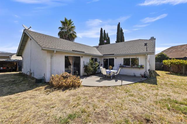 1247 Armstrong Cir, Escondido CA: https://media.crmls.org/mediaz/ecdc975b-835b-4f9d-aa85-bfc5fe6211d8.jpg