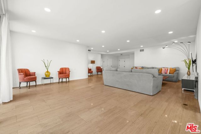 339 N Palm Drive, Beverly Hills CA: https://media.crmls.org/mediaz/ecdce0f0-d36f-4c16-b50c-4015ceb933b6.jpg