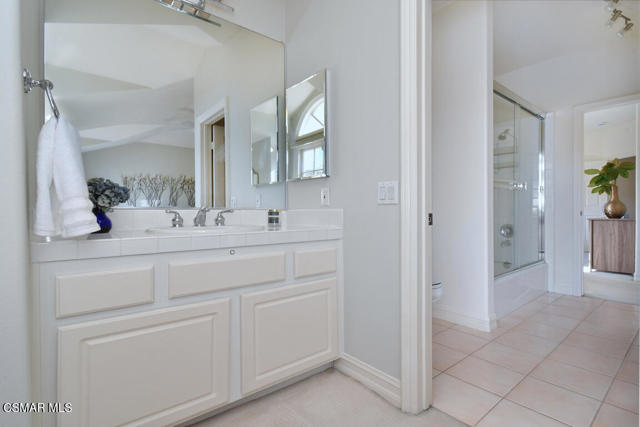 31775 Oak Ranch Court, Westlake Village CA: https://media.crmls.org/mediaz/ecdd13e8-5049-4330-909e-82b67fc17072.jpg