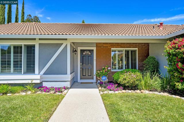 84 Tumbleweed Ct, San Ramon CA: https://media.crmls.org/mediaz/ecddc27a-83b9-41de-8e10-f0606d7ee284.jpg