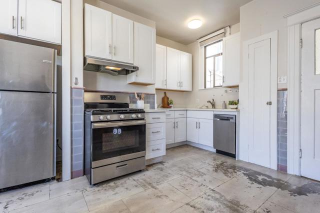 806810 Union Street, San Francisco CA: https://media.crmls.org/mediaz/ecdde638-ded9-41d1-aa6d-a6daf345bd0a.jpg