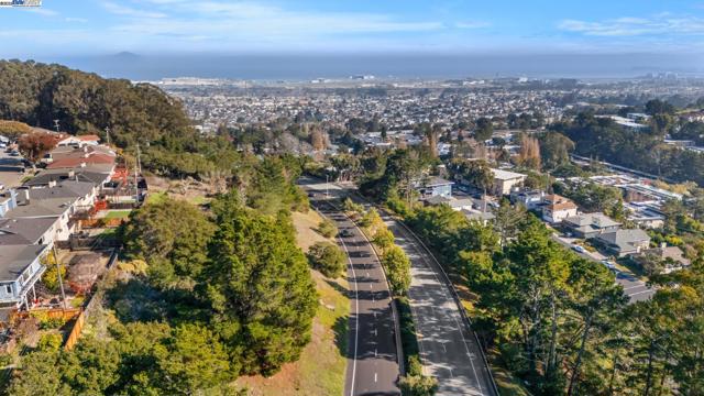 2461 Trenton Dr, San Bruno CA: https://media.crmls.org/mediaz/ecde00e3-9a02-48ec-9370-111dafbec9ff.jpg