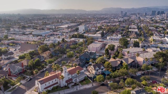 2057 S Oxford Avenue, Los Angeles CA: https://media.crmls.org/mediaz/ecdf403f-884a-4e3e-8e83-e3db715457ac.jpg