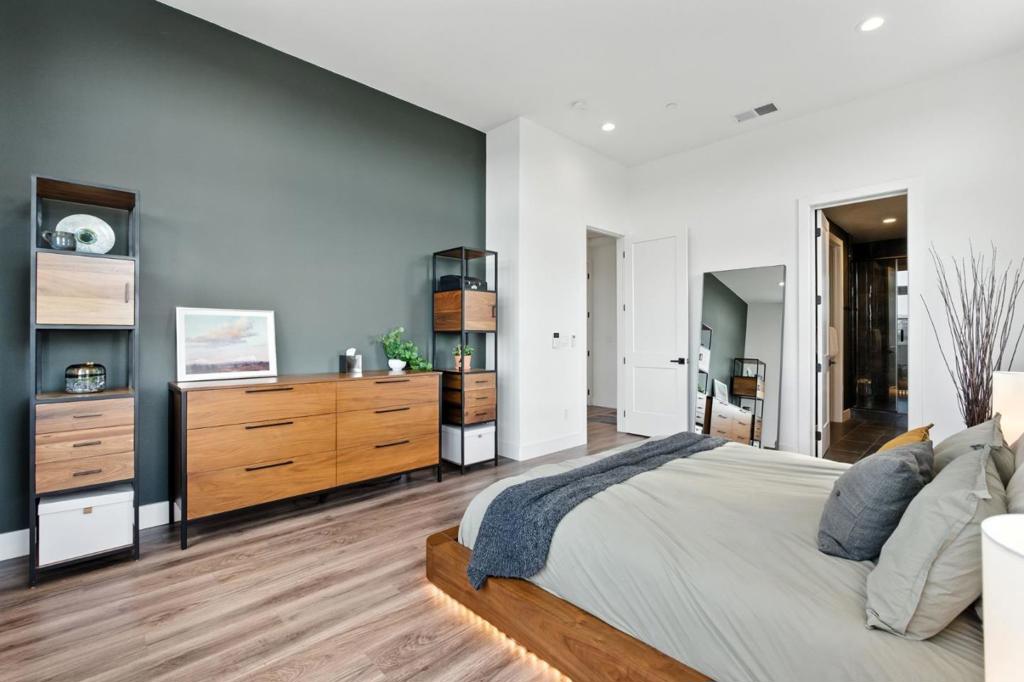 https://media.crmls.org/mediaz/ecdf7889-fec3-485c-9e9c-7f9898f12e62.jpg?preset=X-Large