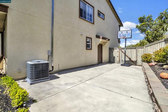 1186 Waverly Cir, Hercules CA: https://media.crmls.org/mediaz/ecdf8d87-f11e-4e9e-acbd-03249c27a0b8.jpg