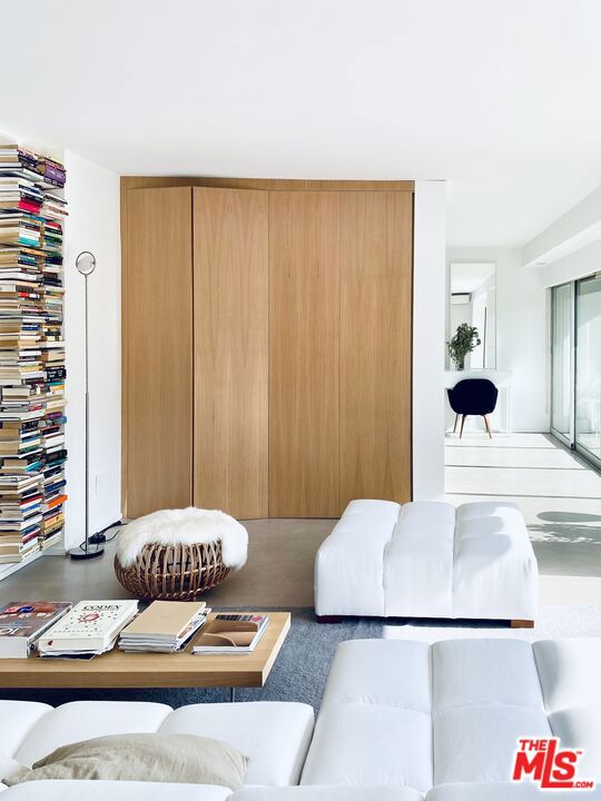 999 N Doheny Drive, West Hollywood CA: https://media.crmls.org/mediaz/ece13a4f-3c8a-4527-86a4-135d526b60a4.jpg