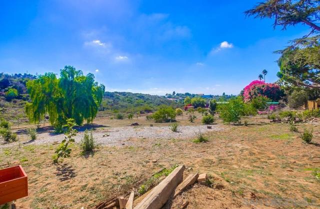 2035 Camino Cantera, Vista CA: https://media.crmls.org/mediaz/ece1b9d4-baeb-47b0-aadc-5555d17135ad.jpg