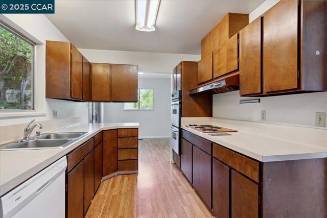 51 Rincon Rd, Kensington CA: https://media.crmls.org/mediaz/ece21bc3-44ac-435a-980c-651980186a8e.jpg