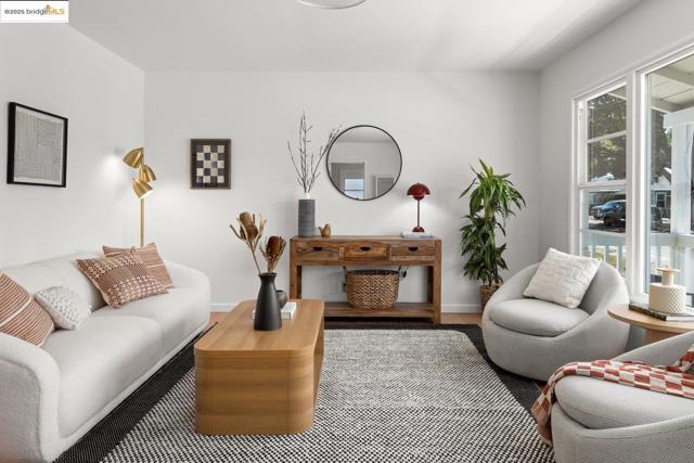 2234 Lobert St, Castro Valley CA: https://media.crmls.org/mediaz/ece47b64-b8c8-49f7-a63e-46089f0dadf2.jpg