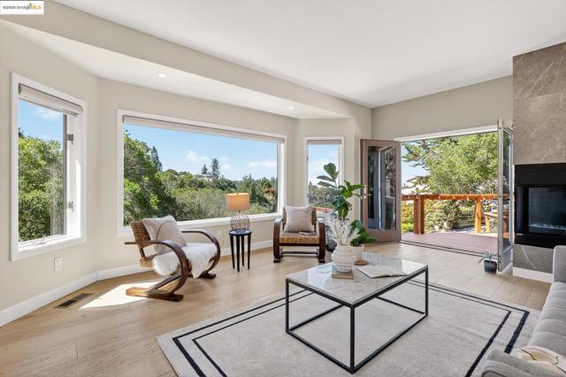 6330 Swainland Rd, Oakland CA: https://media.crmls.org/mediaz/ece52f7f-b516-4014-95e5-78f31d4eb9f6.jpg