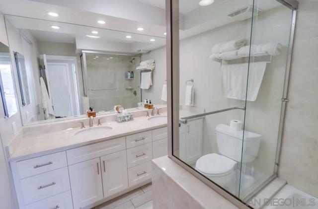 1730 Avenida Del Mundo, Coronado CA: https://media.crmls.org/mediaz/ece59fe6-bf34-41ff-996d-4ab262aa871b.jpg