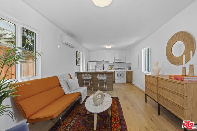 3908 Bentley Avenue, Culver City CA: https://media.crmls.org/mediaz/ece6c1f0-16fe-4e55-b3bf-2703bcf2bd22.jpg