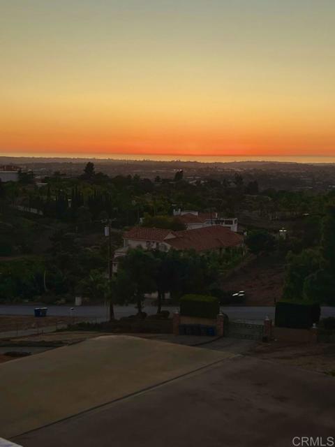 2073 Elevado Rd, Vista CA: https://media.crmls.org/mediaz/ece8544e-ec33-4670-b4fc-115785f353c4.jpg