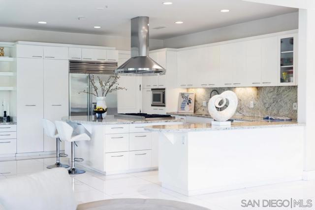 6617 Muirlands Dr, La Jolla CA: https://media.crmls.org/mediaz/ece8e423-9979-43c8-bbcc-00bde01fbccf.jpg