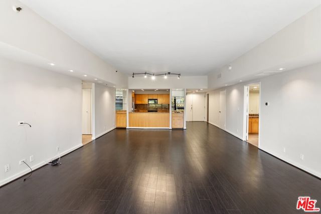 10445 Wilshire Boulevard, 406 photo 8