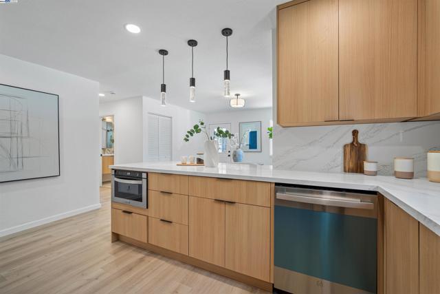 824 14th Ave, Menlo Park CA: https://media.crmls.org/mediaz/ece977c0-3194-4dbd-a649-aa336fb63708.jpg