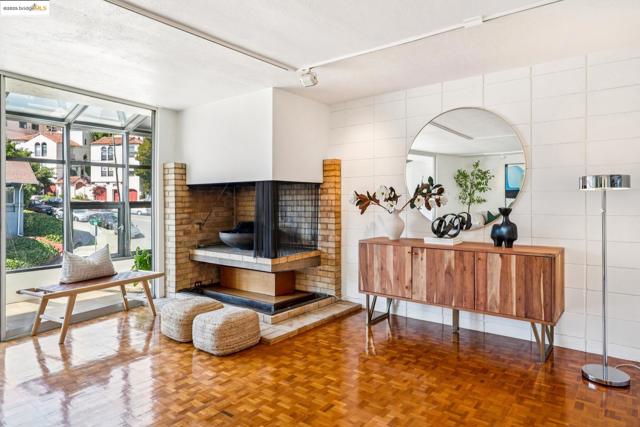 2760 Park Blvd, Oakland CA: https://media.crmls.org/mediaz/ecea2155-85e1-4680-a1a8-ba901d52a799.jpg