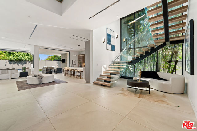 818 N Curson Avenue, Los Angeles CA: https://media.crmls.org/mediaz/ecea6948-943b-4f8d-8b64-88a9622b8b19.jpg