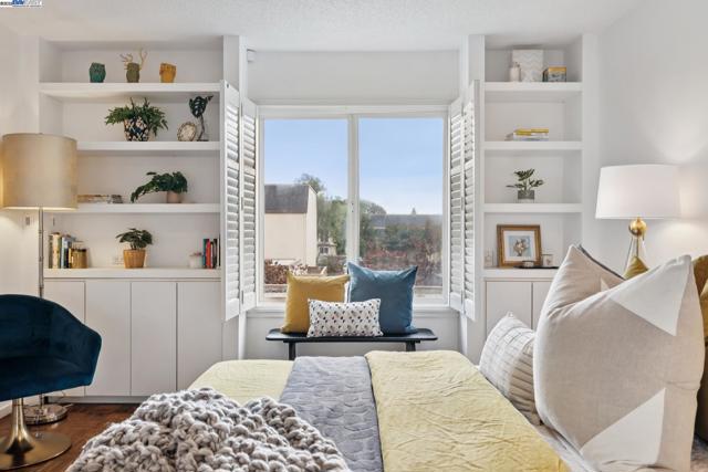 3109 La Campania, Alameda CA: https://media.crmls.org/mediaz/ecea785e-7bba-4937-a67f-5cf3a69c9c68.jpg