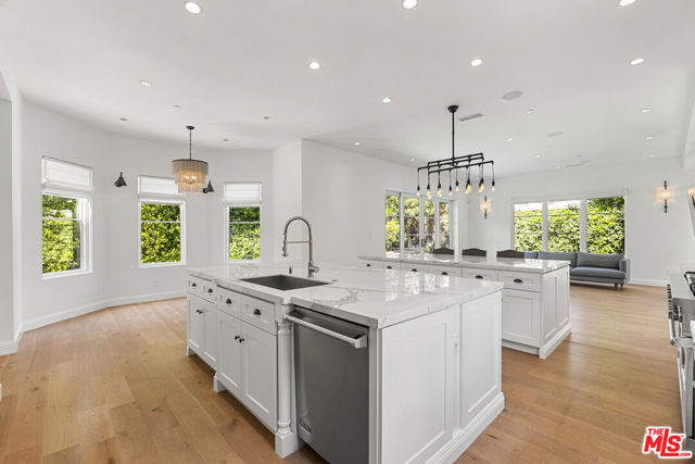 530 N Alta Vista Boulevard, Los Angeles CA: https://media.crmls.org/mediaz/eceaa138-8b33-4d1d-9b46-dc92eff94296.jpg