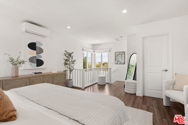 7322 W 91st Street, Los Angeles CA: https://media.crmls.org/mediaz/eceaedfc-abd3-4097-81ec-90979bef9a76.jpg
