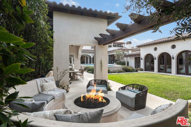 6882 Arizona Avenue, Los Angeles CA: https://media.crmls.org/mediaz/ecece4b1-7cbc-4030-a9b5-e51f92e95357.jpg
