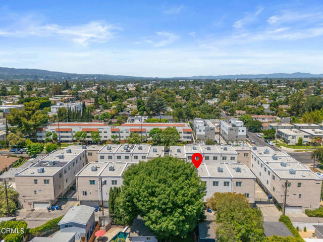 5664 Hazeltine Avenue, Sherman Oaks CA: https://media.crmls.org/mediaz/eced3cf2-916c-48ef-ad06-0b2bd2d51b36.jpg