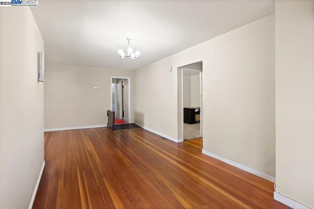 3003 School St, Oakland CA: https://media.crmls.org/mediaz/eced494d-5106-467d-be68-86ad4753312f.jpg
